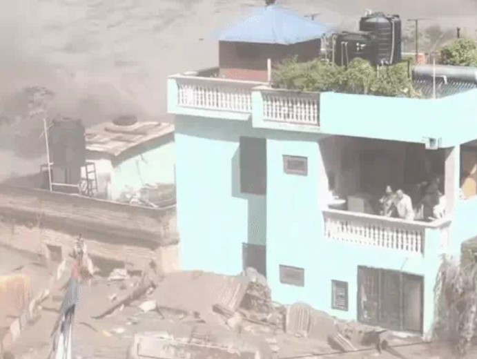 नेपाल में सैलाब के बीच खड़ा रहा घर,