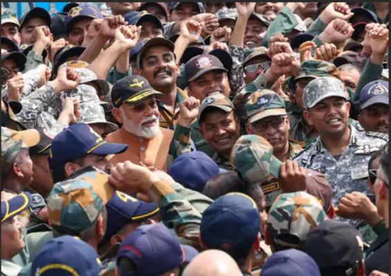 PM मोदी पंजाब में आदमपुर एयरबेस पहुंचे:सफल एयर स्ट्राइक के लिए जवानों को बधाई दी; 