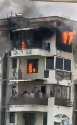 दिल्ली आग हादसा-जान गंवाने वाले शख्स ने 3 को बचाया