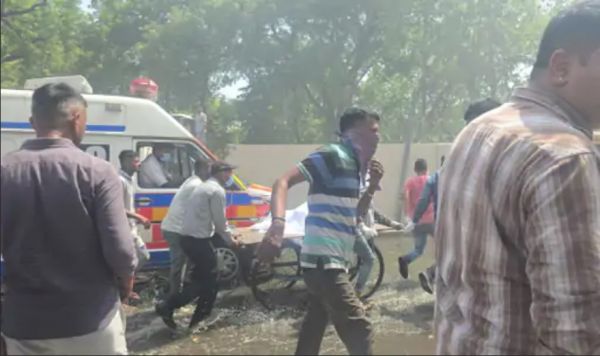 अहमदाबाद सिविल अस्पताल में लगातार एंबुलेंस पहुंच रहीं:विमान हादसे में घायलों का इलाज जारी,