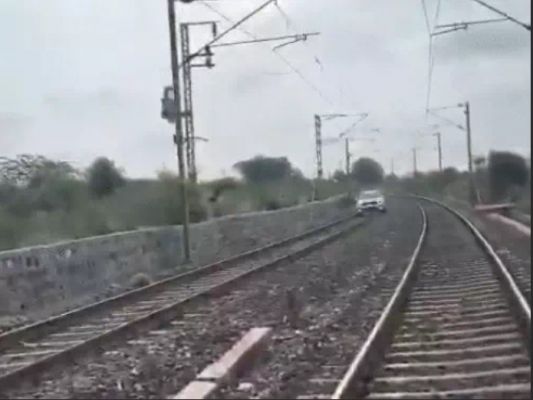 तेलंगाना में महिला ने रेलवे ट्रैक पर कार चलाई