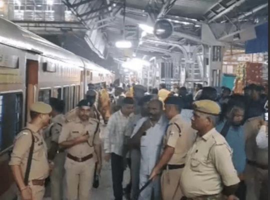 ट्रेन में बम फिर भी दिल्ली से झांसी तक दौड़ती रही ट्रेन, 