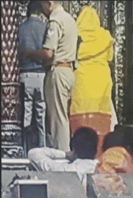 बांके बिहारी मंदिर में AK-47 लेकर पहुंचा पुलिसकर्मी:गर्भगृह के बाहर VIP गेस्ट के लिए कुर्सियां लगी, 