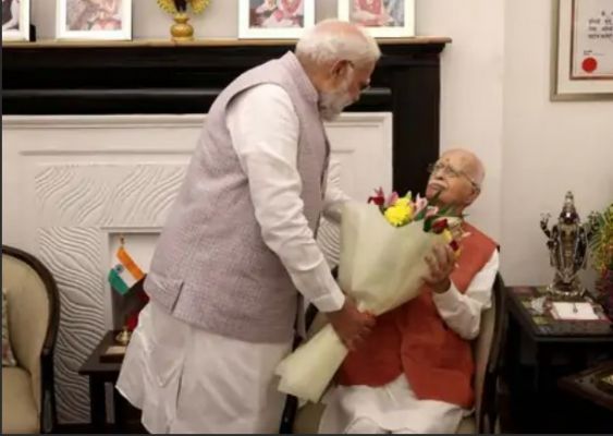 लालकृष्ण आडवाणी से मिले पीएम मोदी, जन्मदिन की शुभकामनाएं दीं
