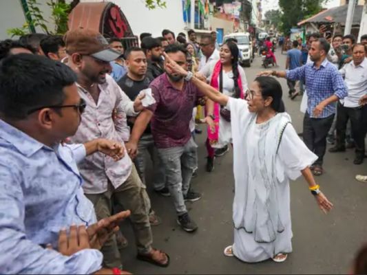 ममता ने घर के बाहर 3 लोगों को थप्पड़ मारा