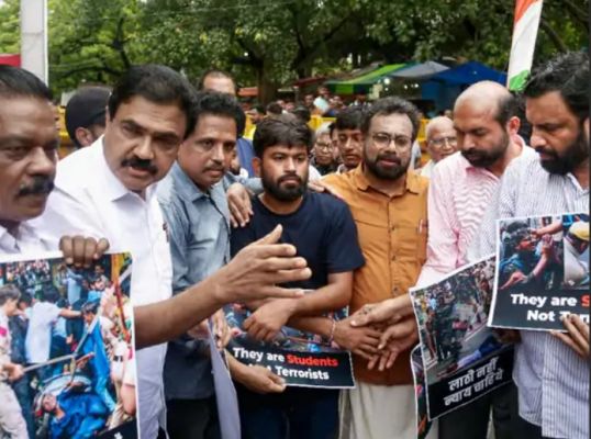 कॉकरोच पार्टी प्रमुख बोले-बात करना है तो सरकार खुद आए: