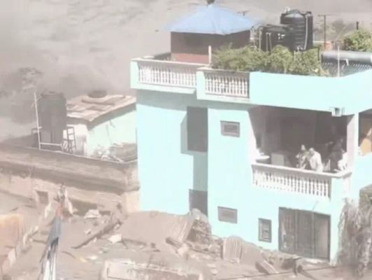 नेपाल में सैलाब के बीच खड़ा रहा घर,