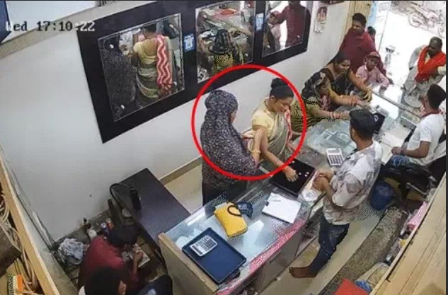 तीन बहनों ने मिलकर 26 लाख की ज्वेलरी चुराई,