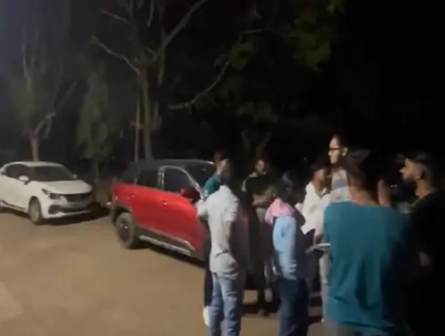 रुंगटा कॉलेज में छात्रों में मारपीट:भाजपा जिलाध्यक्ष के बेटे दूसरे छात्र को पीटा, गाड़ी में की तोड़फोड़