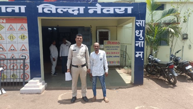 सासाहोली ओवर ब्रिज के पास निगरानी बदमाश को धार दार चाकू लहराते हुए पुलिस ने किया गिरफ्तार&nbsp;