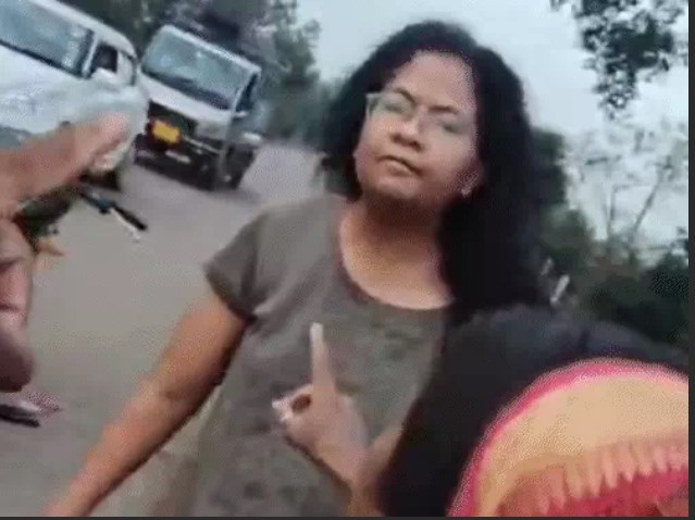 कारोबारी की बेटी ने मां-बेटे को 20-25 कुत्तों से कटवाया