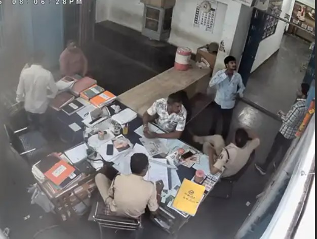 रायपुर के थाने में युवक ने खुद का गला काटा