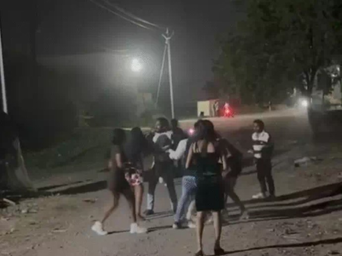 रात 1 बजे लड़कियों के ग्रुप पर हमला..बदमाश ने  काटी उंगली