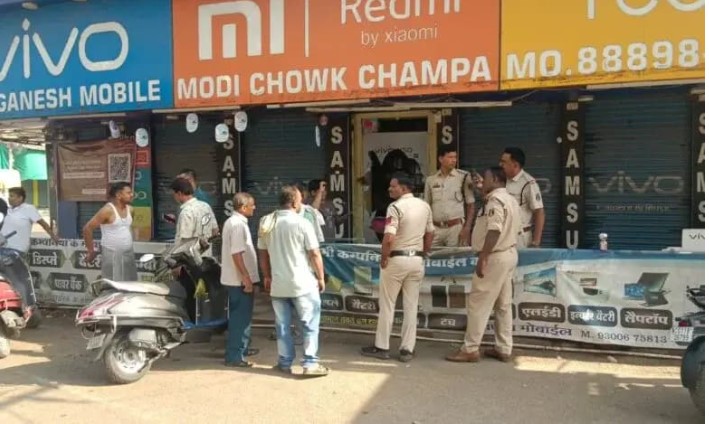 चांपा में मोबाइल शॉप में लाखों की चोरी: सीसीटीवी में कैद हुए 5 चोर, पुलिस की गश्त की खुली पोल .