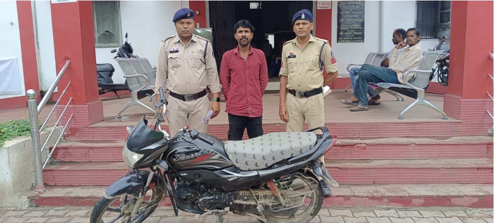 चोरी के मोटर सायकल के साथ  आरोपी को किया गिरफ्तार थाना बलौदा पुलिस की त्वरित कार्यवाही।