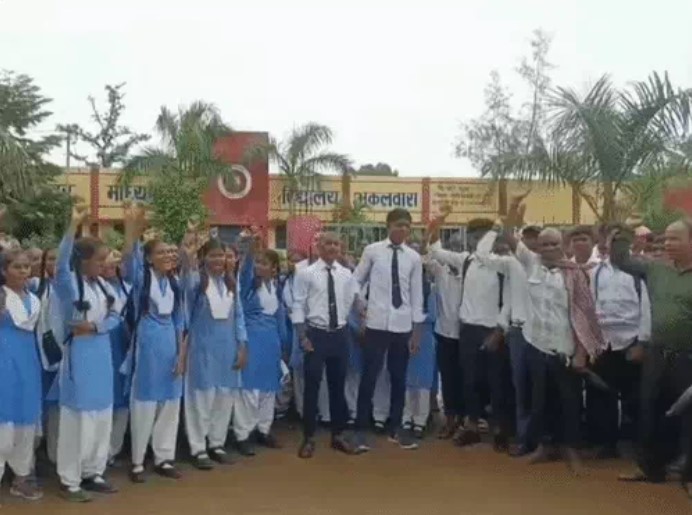   हायर सेकेंडरी स्कूल का प्रिंसिपल छात्राओं को अश्लील इशारे करता 