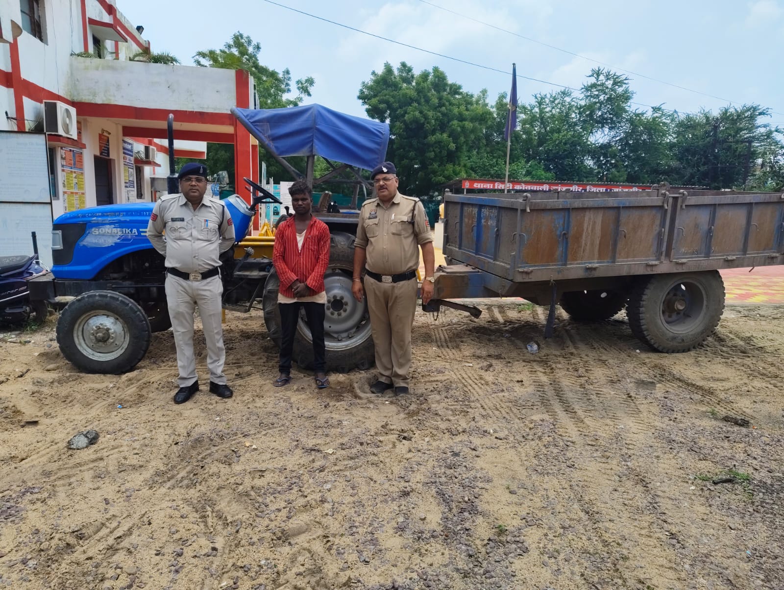 क्रेशर खदान से रात्रि में ट्रेक्टर चोरी करने वाले आरोपी को पकड़ने में मिली सफलता थाना जांजगीर पुलिस की कार्यवाही