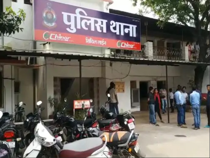 रायपुर में एक शातिर ठग ने अपनी पत्नी, भाई और बहन के साथ मिलकर एक डॉक्टर से डेढ़ करोड़ रुपए ठग लिए।
