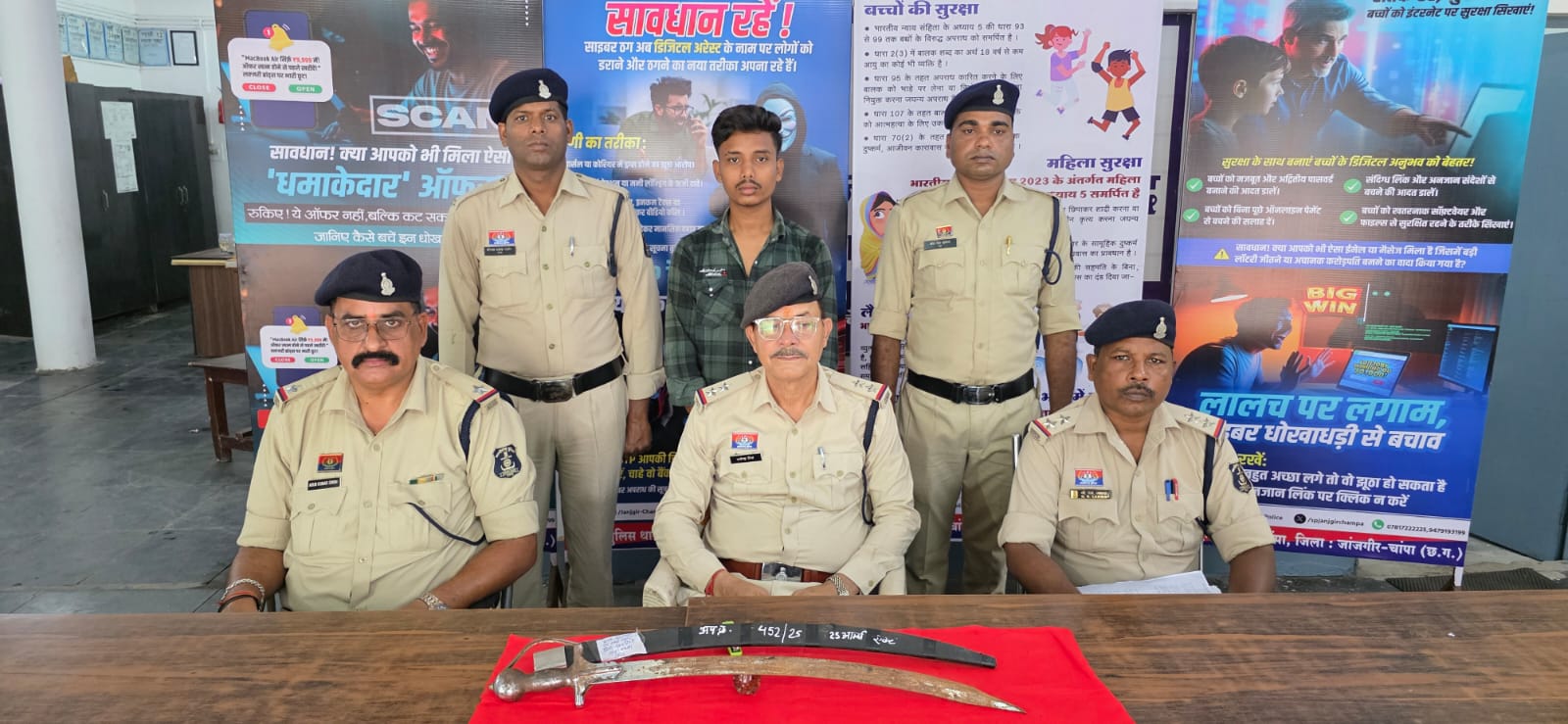 धारदार हथियार लहराकर आने-जाने वाले लोगों को डराने वाला आरोपी चढ़ा चांपा पुलिस के हत्थे 