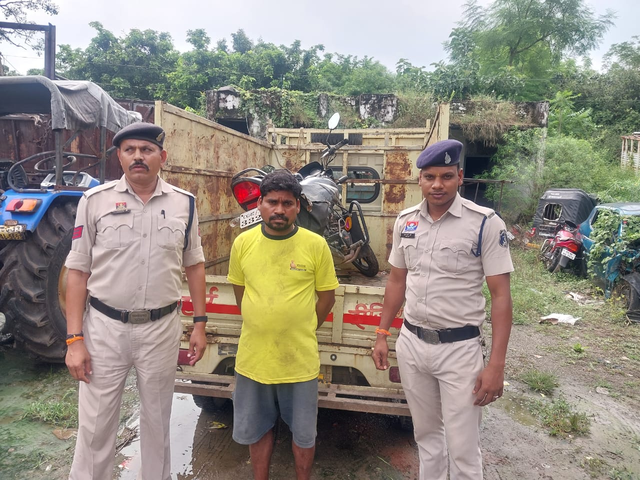 सरगांव पुलिस की बड़ी सफलता: टाटा मैजिक चोरी करने वाला आरोपी गिरफ्तार, 2.80 लाख का माल बरामद