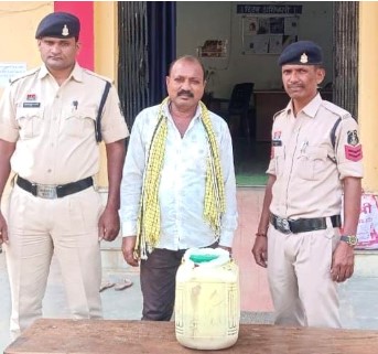 अवैध कच्चा महुआ शराब के साथ आरोपी गिरफ्तार पामगढ़ पुलिस के द्वारा की गई  त्वरित कार्यवाही