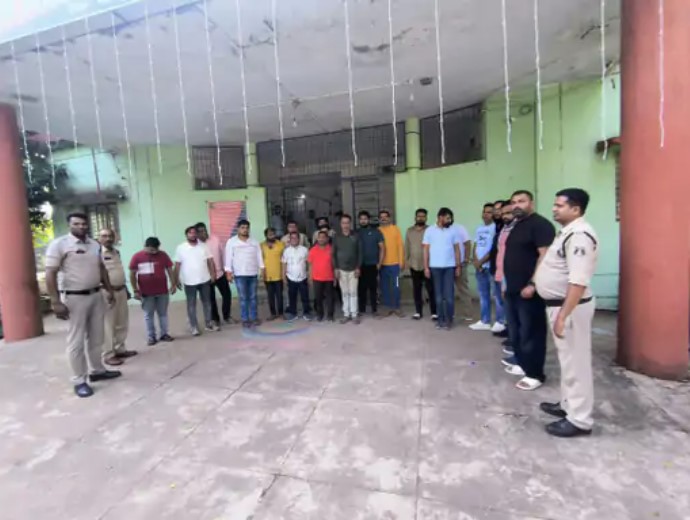 जुआ खेलते भाजपा नेता और कांग्रेस कार्यकर्ता समेत 18 गिरफ्तार: