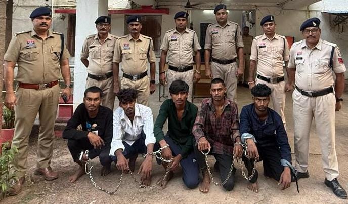 चाकू से वार कर हत्या करने के पांच आरोपी जेल दाखिल  