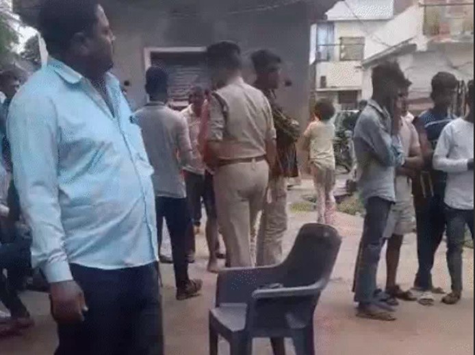 एक युवक को उसकी गर्लफ्रेंड के भाइयों ने पीट-पीटकर मार डाला। 