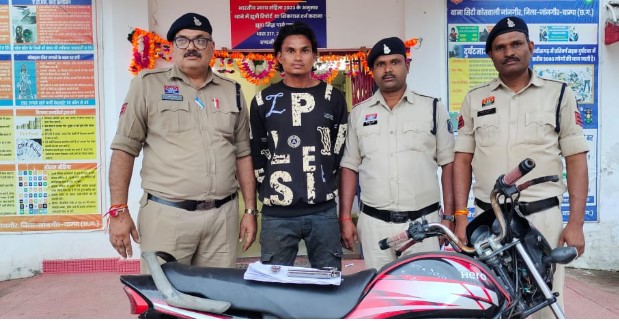 अंधेरे का फायदा उठाकर रात्रि में कार के सामने मोटर सायकल खड़े  कर पिस्टल दिखाकर डराने धमकाने वाला आरोपी आया पुलिस के गिरफ़्त में