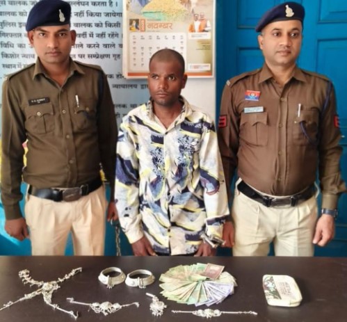 सुने मकान में चांदी के जेवर एवं नगदी चोरी करने वाले आरोपी को पुलिस ने किया गिरफतार 