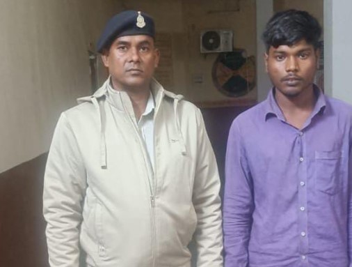  रात्रि में प्रोविजन दुकान का शटर का ताला तोड़कर नगदी रकम चोरी करने वाला आरोपी को रिपोर्ट के चंद घंटे में किया गिरफ्तार थाना जांजगीर/सायबर टीम पुलिस की कार्यवाही