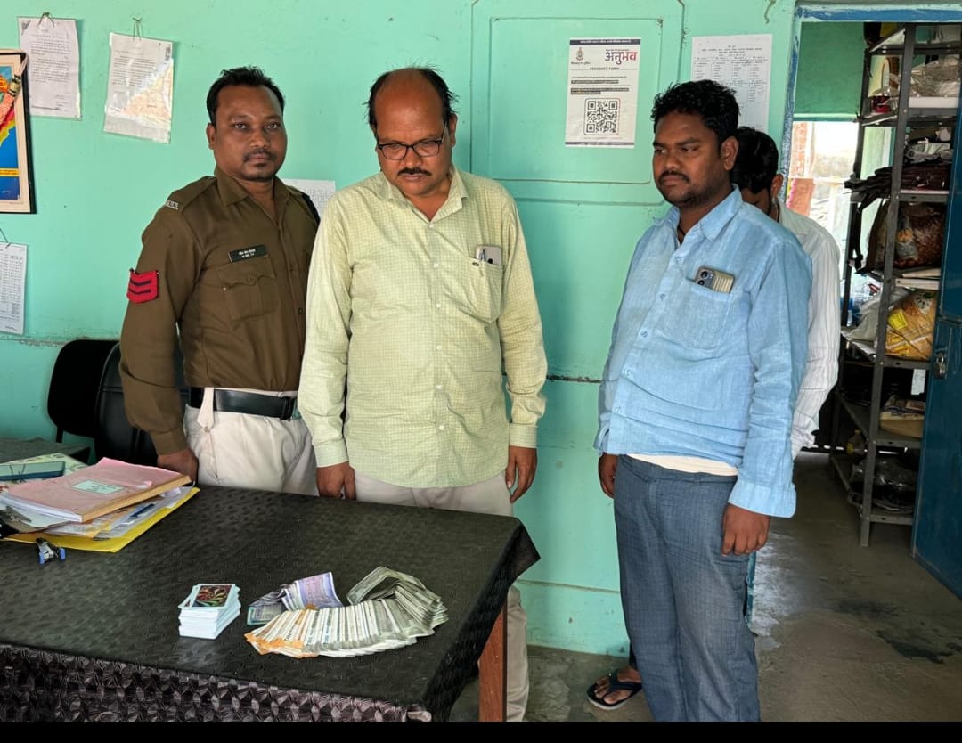 52 परियो के साथ आरोपी गिरफ्तार   ▪️ चौकी कनकबीरा की जुआ के विरुद्ध कार्यवाही   ▪️ जुआड़ियों से जप्त कुल 41000 रु दो जोड़ी 52पत्ती ताश