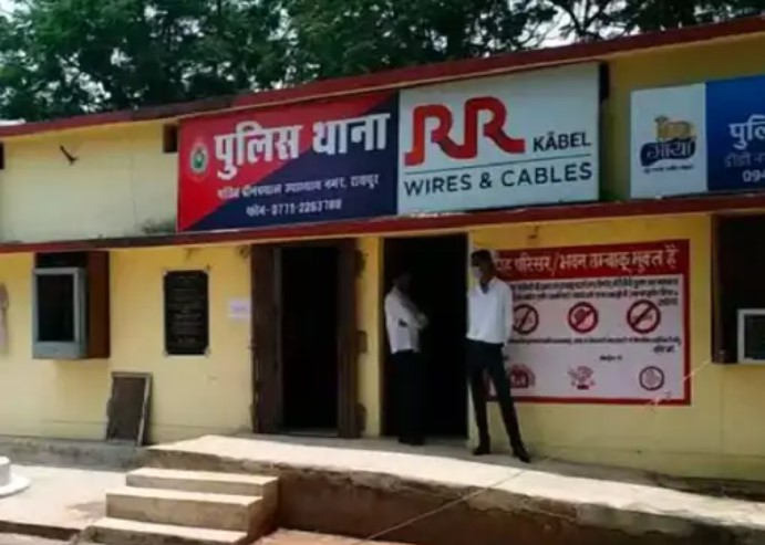 बार में युवक ने व्यापारी पर बोतल से किया हमला