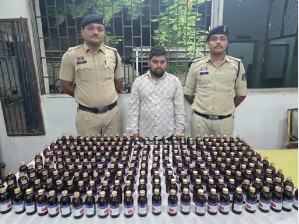 25 लीटर नशीली कफ सिरप के साथ तस्कर गिरफ्तार