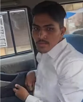 न्यायालय परिसर में पकड़ा गया कथित फर्जी वकील  कागजी काम कराने के नाम पर 10 हजार रुपये लेने का आरोप, अधिवक्ता संघ ने पुलिस को सौंपा