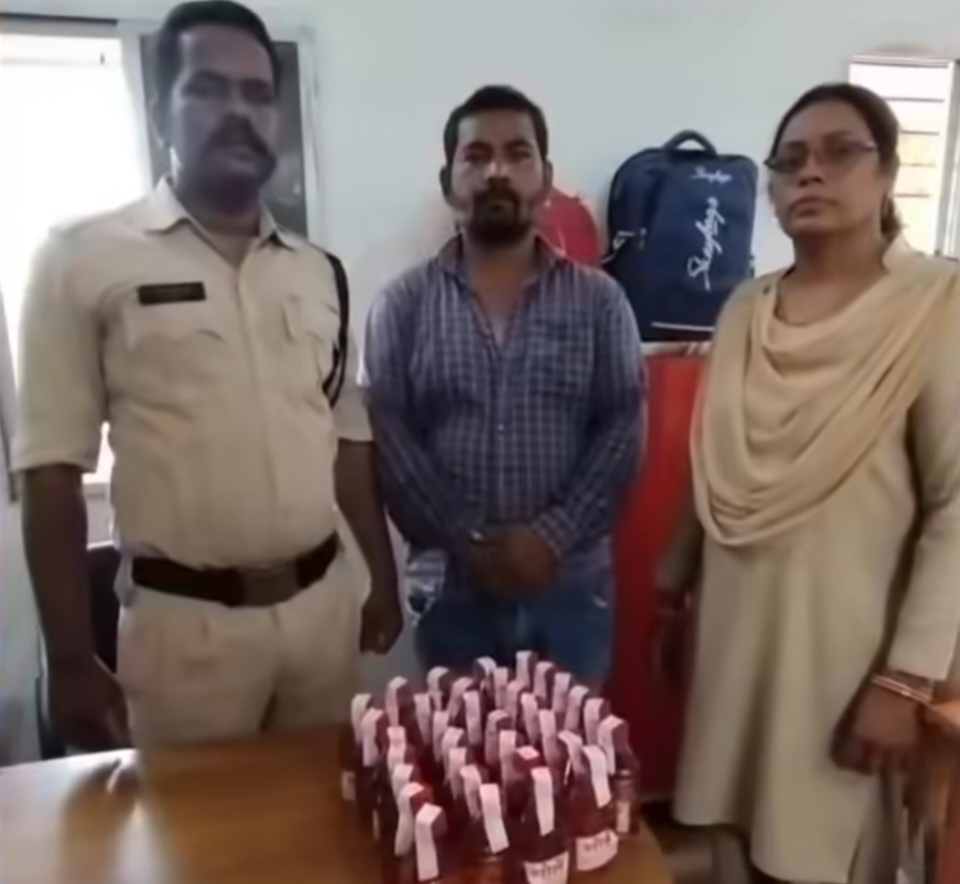 भाठागांव-देवपुरी में अवैध शराब पर पुलिस का शिकंजा, 35 पौवा देशी मदिरा जब्त  टिकरापारा पुलिस की कार्रवाई, आरोपी अजय जांगड़े गिरफ्तार; आबकारी अधिनियम के तहत मामला दर्ज