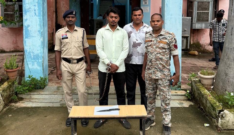 भांजी से जबरन शादी की धमकी देकर चाकू लहराने वाला युवक गिरफ्तार, आर्म्स एक्ट के तहत हुई कार्रवाई..