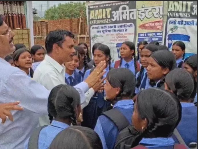 लड़कियां बोलीं- हॉस्टल वार्डन मालिश करवाती हैं, कपड़े धुलवाए:'कितना खाते हो' कहकर प्रताड़ित किया,
