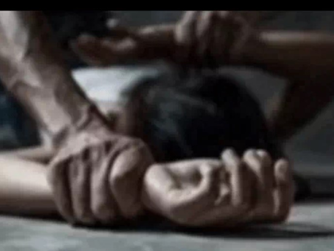 बिलासपुर में रेलवे अफसर ने सेक्स करने डाला दबाव:महिला-कर्मचारी के विरोध करने पर नौकरी से निकालने दी धमकी, 