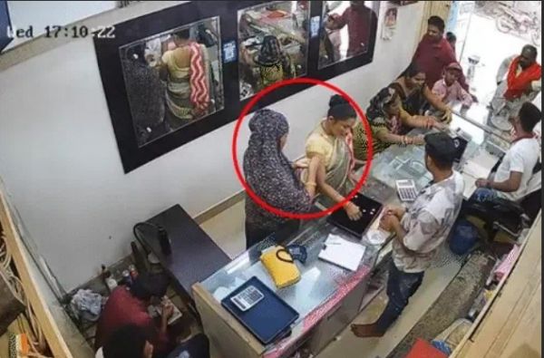 तीन बहनों ने मिलकर 26 लाख की ज्वेलरी चुराई,