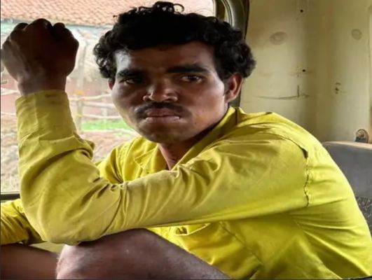 पत्नी और बेटी को कुल्हाड़ी से काट डाला