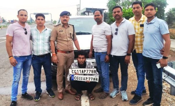 नौकर ही निकला कार चोर, मालिक के घर से चाबी निकाल कर पार्किंग में खडे कार को शातिर तरिके से चोरी कर मौके से हुआ था फरार...  