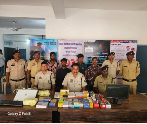 रजा मोबाइल शॉप में रात्रि में चोरी करने वाले चोर गिरोह पकड़ाए।।।  साइबर टीम एवं थाना चांपा पुलिस की संयुक्त कार्यवाही