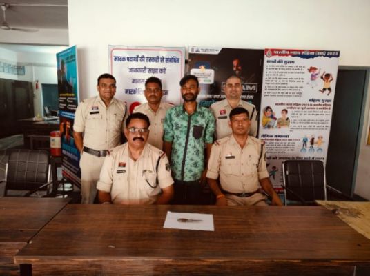 चांपा क्षेत्र के सार्वजनिक जगह पर बटनदार चाकू को लहराते हुए, लोगो को भयाक्रांत करने वाले युवक चाकू के साथ गिरफ्तार  थाना चांपा पुलिस की त्वरित कार्यवाही।