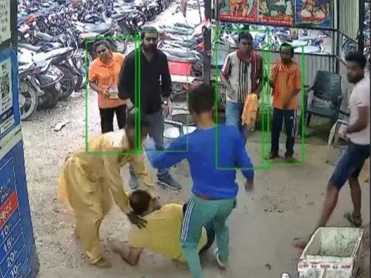 रायपुर के रेलवे पार्किंग ठेकेदार को हिस्ट्रीशीटर समेत 3 लोगों ने चाकू, लाठी और हॉकी स्टिक से पीटा है।