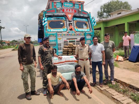 25 लाख  रुपए का गांजा के साथ 2 आरोपी गिरफ्तार 120 किलो गांजा जप्त