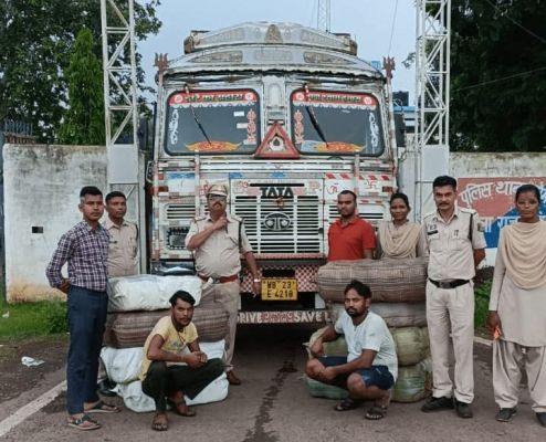 बोरियों में भरकर 215 किलो गांजे की ट्रक में हो रही थी तस्करी, दो तस्कर गिरफ्तार