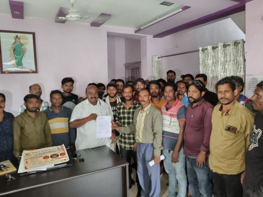 मड़वा प्लांट में मजदूरों द्वारा सही मजदूरी मांगने पर ठेकेदार ने दिखाई बंदूक,  कंपनी के एच आर अजय साहू ने मांगे मजदूरों से 20-20 हजार रुपए, बतौर घूस....  मजदूर शिकायत लेकर पहुंचे विधायक कश्यप के पास