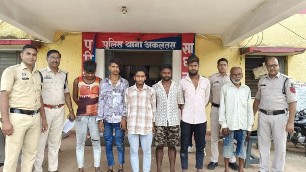 रेड कार्यवाही में 6 लोगों को गांजा पीते हुए और सुलेशन सूंघते हुए पकड़ा