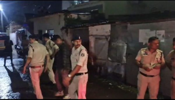 गवाह को धमकाने पहुंचा हत्या का आरोपी, पिता-पुत्र ने चाकू से वार कर उतारा मौत के घाट